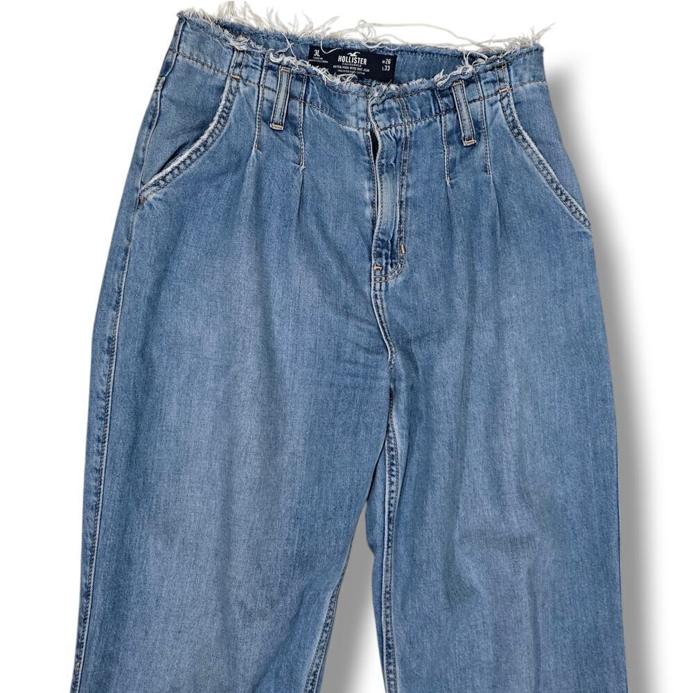 Hollister Women’s Ultra High-Rise Dad Jeans Raw Hem Light Wash - Picture 3 of 10